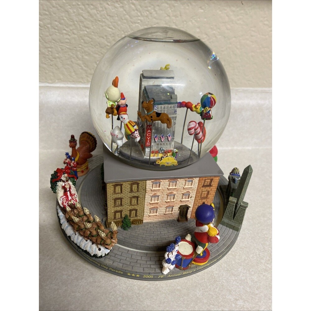Macy’s 79th Annual Thanksgiving Day Parade 2005 Musical Water Globe